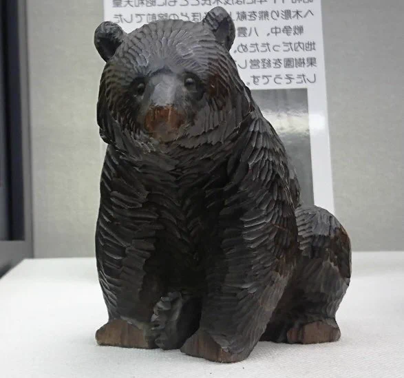 木彫りのクマと猫のハーフ？個性的なもんた君にファンが急増中！