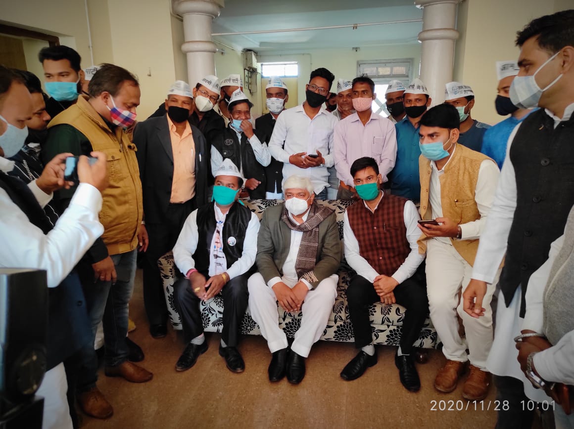 Seemapuri_AAP's tweet photo. आम आदमी पार्टी ग्वालियर के पदाधिकारियों और कार्यकर्ताओं में माननीय मंत्री @AdvRajendraPal से मिलने का बातचीत करने का जोश देखते ही बनता है. 

मध्यप्रदेश में आम आदमी पार्टी को मजबूत करने पर लगातार कार्यकर्ताओं से चर्चाएं हो रही हैं
@AamAadmiParty
@ArvindKejriwal https://t.co/50BNVX0ZqN