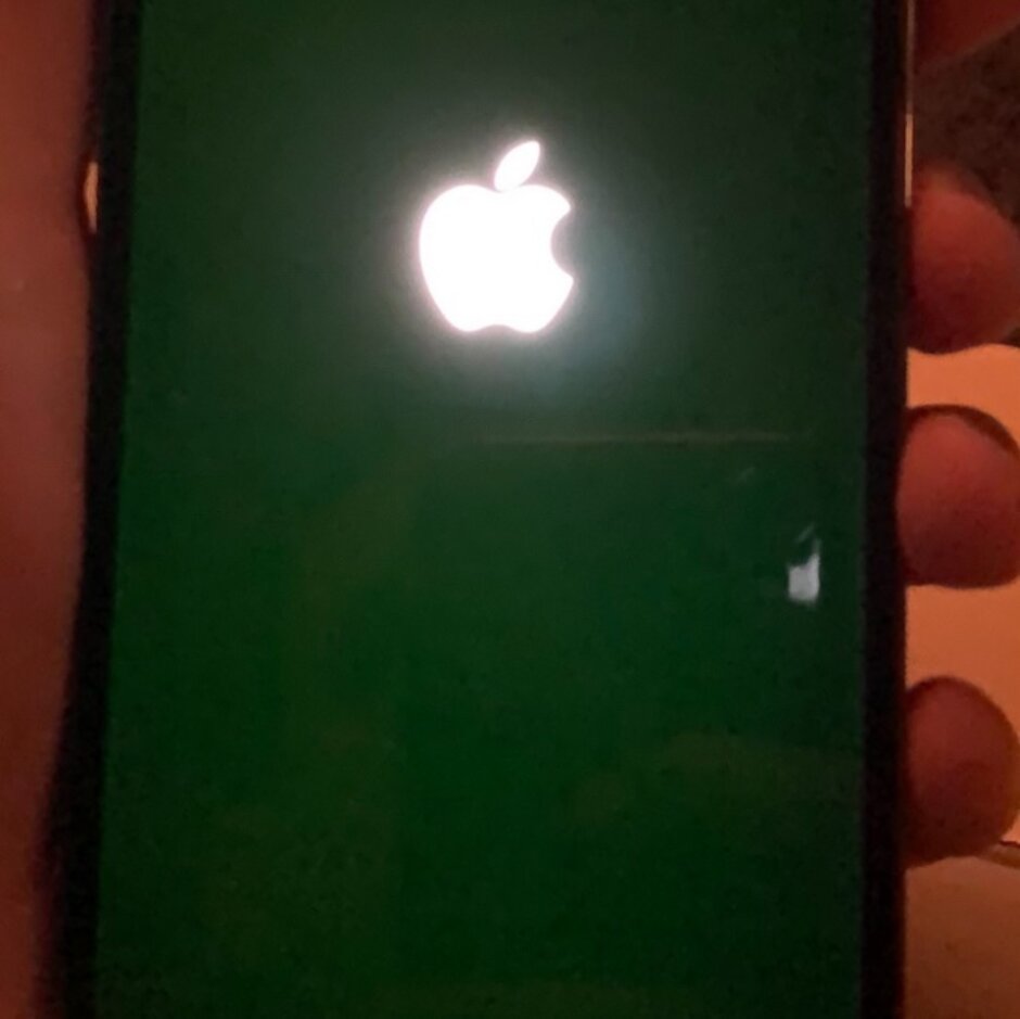 На телефоне зеленый экран что делать. Iphone 12 Mini зеленый экран. Iphone 12 зеленит экран экран. Дисплей для iphone 12. Iphone зеленый экран.