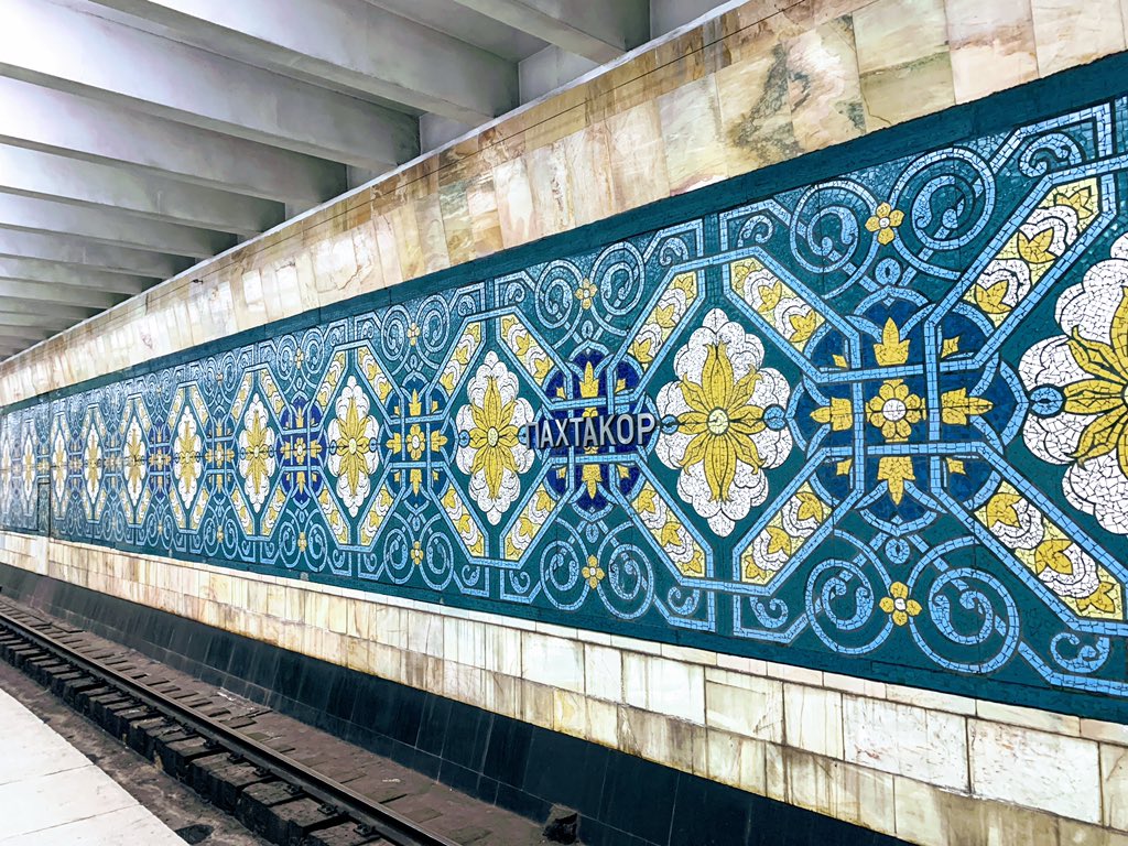 しつこいくらい言いますがウズベキスタンを観光する時は是非メトロを利用して欲しい。
こんなに美しい地下鉄、旧ソ連国でなきゃなかなか見れない✨
日常の中に「美」が溶け込んでる。