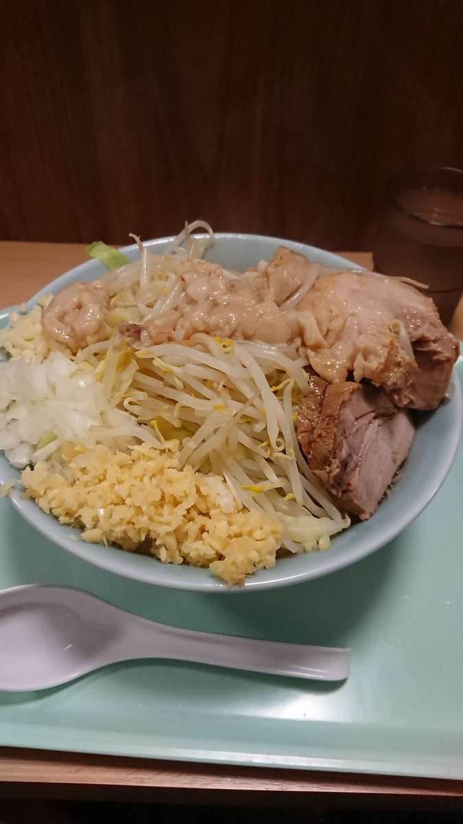 tomo04204's tweet photo. 本日は蓮さんへ！らー���ん豚2枚を野菜ニンニクショウガたまねぎアブラで★
今日はいつもより乳化してない印象！���れでもしっかりと強いスープ！
ギュチとホロトロの2枚それぞれうまさのある豚さま！
そしてやっぱりこの麺！最高★
おいしかったです！
#福島市 #らーめん #二郎系 #蓮 https://t.co/FqwZecLtTx