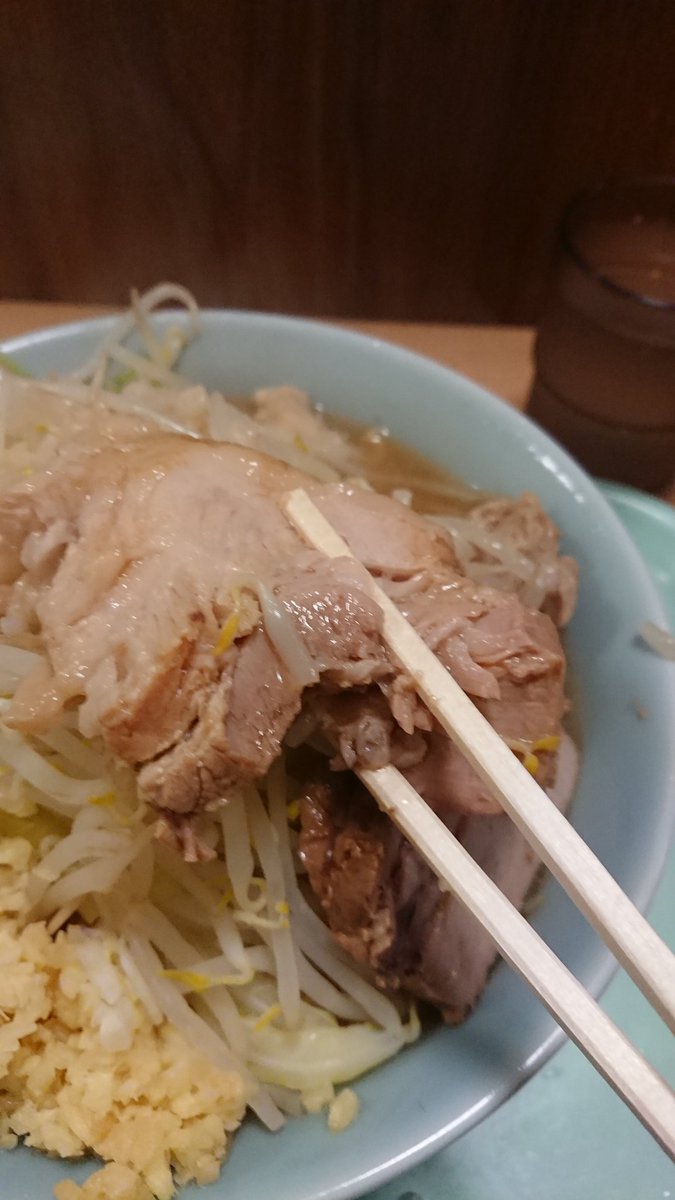 tomo04204's tweet photo. 本日は蓮さんへ！らー���ん豚2枚を野菜ニンニクショウガたまねぎアブラで★
今日はいつもより乳化してない印象！���れでもしっかりと強いスープ！
ギュチとホロトロの2枚それぞれうまさのある豚さま！
そしてやっぱりこの麺！最高★
おいしかったです！
#福島市 #らーめん #二郎系 #蓮 https://t.co/FqwZecLtTx