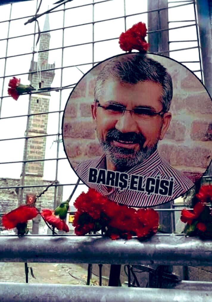 HemmedAliAslan's tweet photo. Barışın elçisi Tahir Elçi’nin katilleri 5 yıldır bulunmadı.

Tahir Elçi geri gelmeyecek ama; Yüzlerce çocuğa Tahir Elçi ismi verildi.

Başka Tahirler ölmesin diye;

#TahirElciİcinADALET https://t.co/3k09bLXIHi