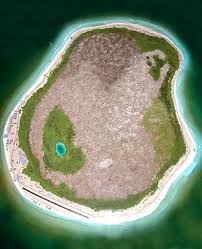 ஆஸ்திரேலியாவுக்கு அருகே உள்ள குட்டி தீவு நவ்ரு (Nauru).ஜனத்தொகை 12,000 மட்டுமே. தீவின் நீளம் 5 கி.மீ, அகலம் 3 கிமீ.30 நிமிடத்தில் சுற்றிவரக்கூடிய நாடுமீன்பிடித்தல், விவசாயம் என மகிழ்ச்சியாக சென்று கொண்டிருந்த நாட்டுக்கு லாட்டரி அடித்தது. #SSRThreads #Nauru