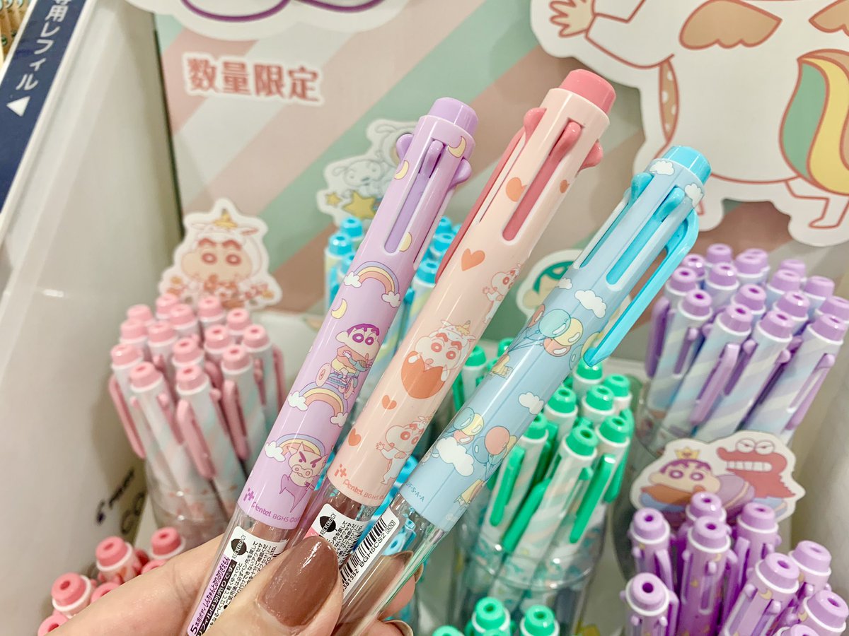 東急ハンズ梅田店 Pentelのカスタマイズできるボールペン I アイプラス から数量限定でクレヨンしんちゃんデザインが新登場 ふんわり可愛いパステルカラーの本体に好きなインクリフィルを入れて使ってね 3本用ボディ 税込275円 5本用ボディ 税込330円 東急ハンズ梅田店 Pentelのカスタマイズできるボールペン I アイプラス から数量限定でクレヨンしんちゃんデザインが新登場 ふんわり可愛いパステルカラーの本体に好きなインクリフィルを入れて使ってね 3本用ボディ 税込275円 5本用ボディ 税込330円