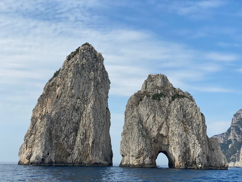 Akie ゴリラに見える岩 はやはり合成画像かと イタリア カプリ島のファラリオーニ Faraglioni という岩 画像1枚目 にゴリラの顔を合成したものかと思います 調べれば画像1枚目のような写真は色々出てきますが 2枚目のような写真はこのアングルで