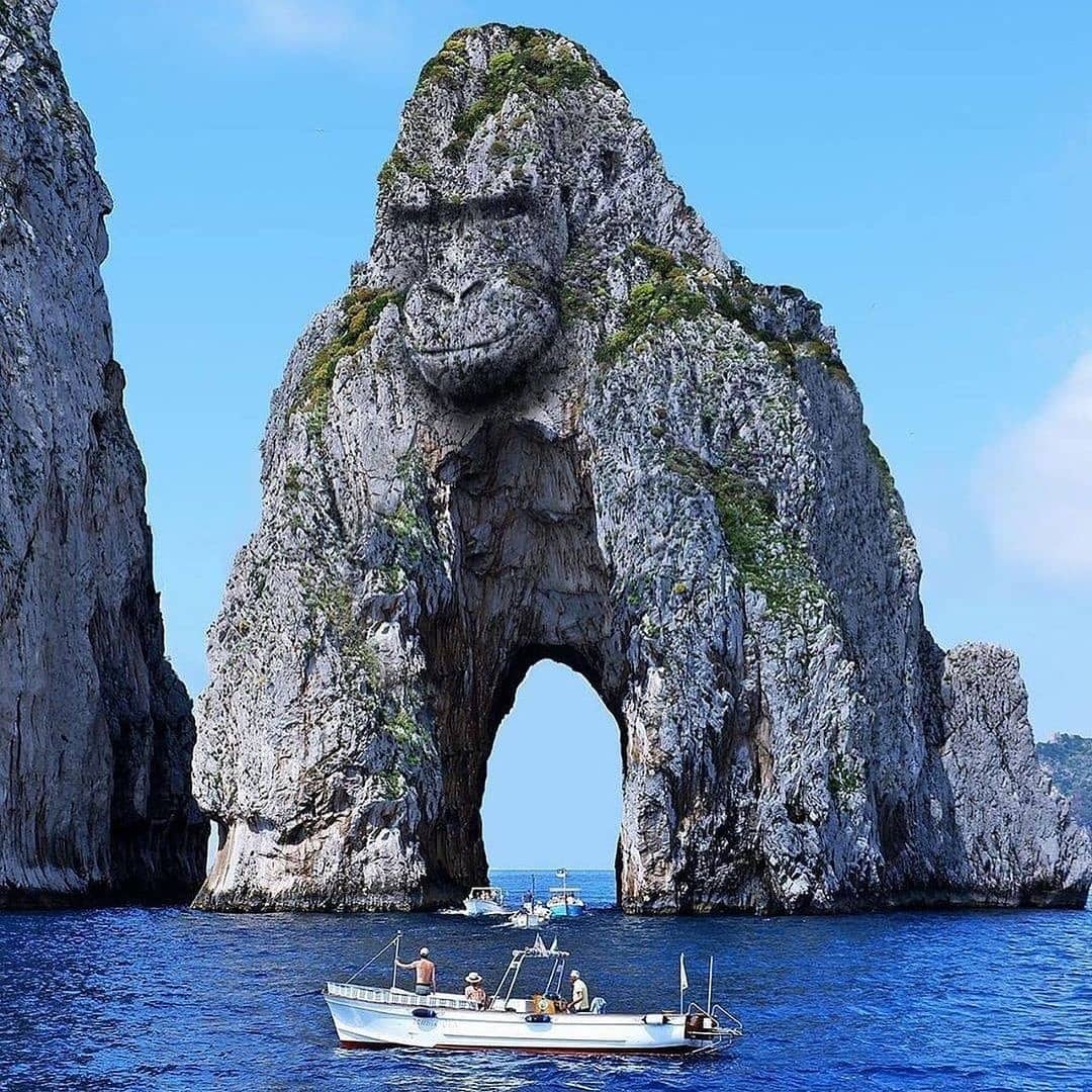 Akie ゴリラに見える岩 はやはり合成画像かと イタリア カプリ島のファラリオーニ Faraglioni という岩 画像1枚目 にゴリラの顔を合成したものかと思います 調べれば画像1枚目のような写真は色々出てきますが 2枚目のような写真はこのアングルで Akie ゴリラに見える岩 はやはり合成画像かと イタリア カプリ島のファラリオーニ Faraglioni という岩 画像1枚目 にゴリラの顔を合成したものかと思います 調べれば画像1枚目のような写真は色々出てきますが 2枚目のような写真はこのアングルで