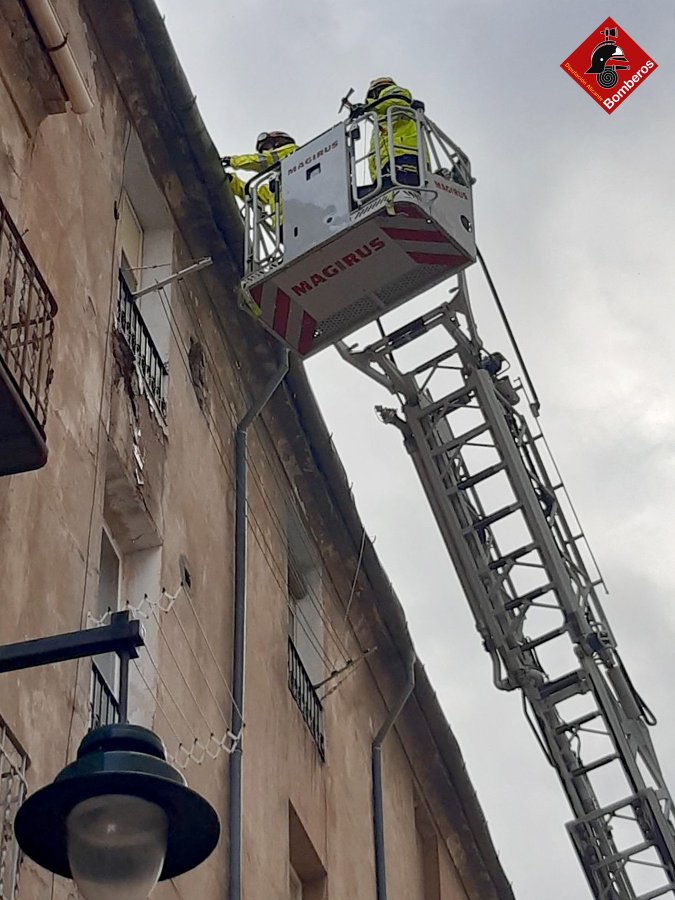 Consorcio Bomberos Alicante en Twitter: "Saneamiento de fachada en Alcoi a consecuencia de las lluvias #bomberos #cpba #enaccion https://t.co/WdQPJWVz2g" / Twitter