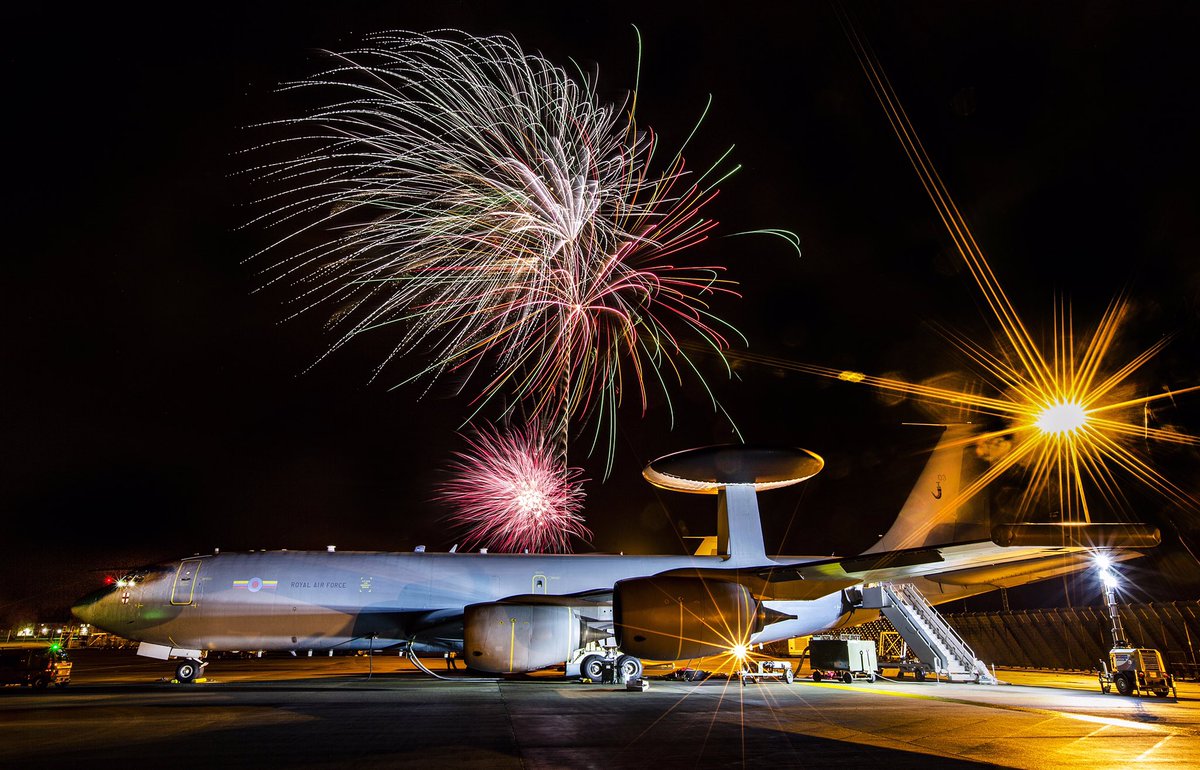 Sgt Howe of  @RAFWaddington with a  @BoeingDefense E-3D Sentry enjoying the fireworks  & SAC Wade of  @RAFBenson catching a Puma HC2 about to clip on for an underslung loaf sortie  (2/4)