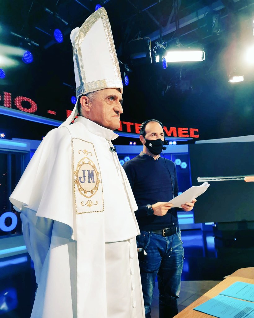 oscar_rubiomac's tweet photo. Homilía inside. 
Sí, soy un poco bastante #diácono #presbítero #acólito #monaguillo en #elintermedio. A veces rijo. 
@El_Intermedio #regidor #misaaznariana #overside #oversize No puedo negarlo; #ilovemyjob https://t.co/MqhTO46bXS
