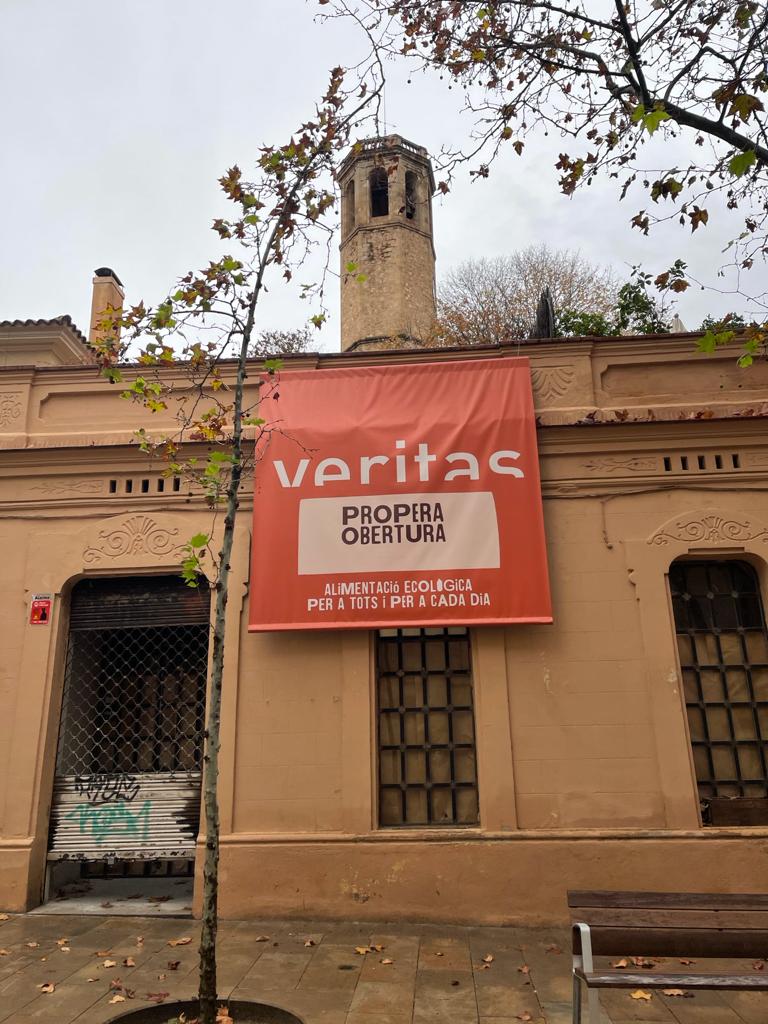 mroyoespinet's tweet photo. Surto a comprar, veig això i em pregunto.
Com es pot protegir al comerç local? A favor del lliure mercat, sí, però veure això quan al costat hi ha 3 botigues Eco, el mercat, fruiteries i altres botigues de queviures, fa mal al comerç de barri. Molt de mal. https://t.co/GgQDIeP6Lb