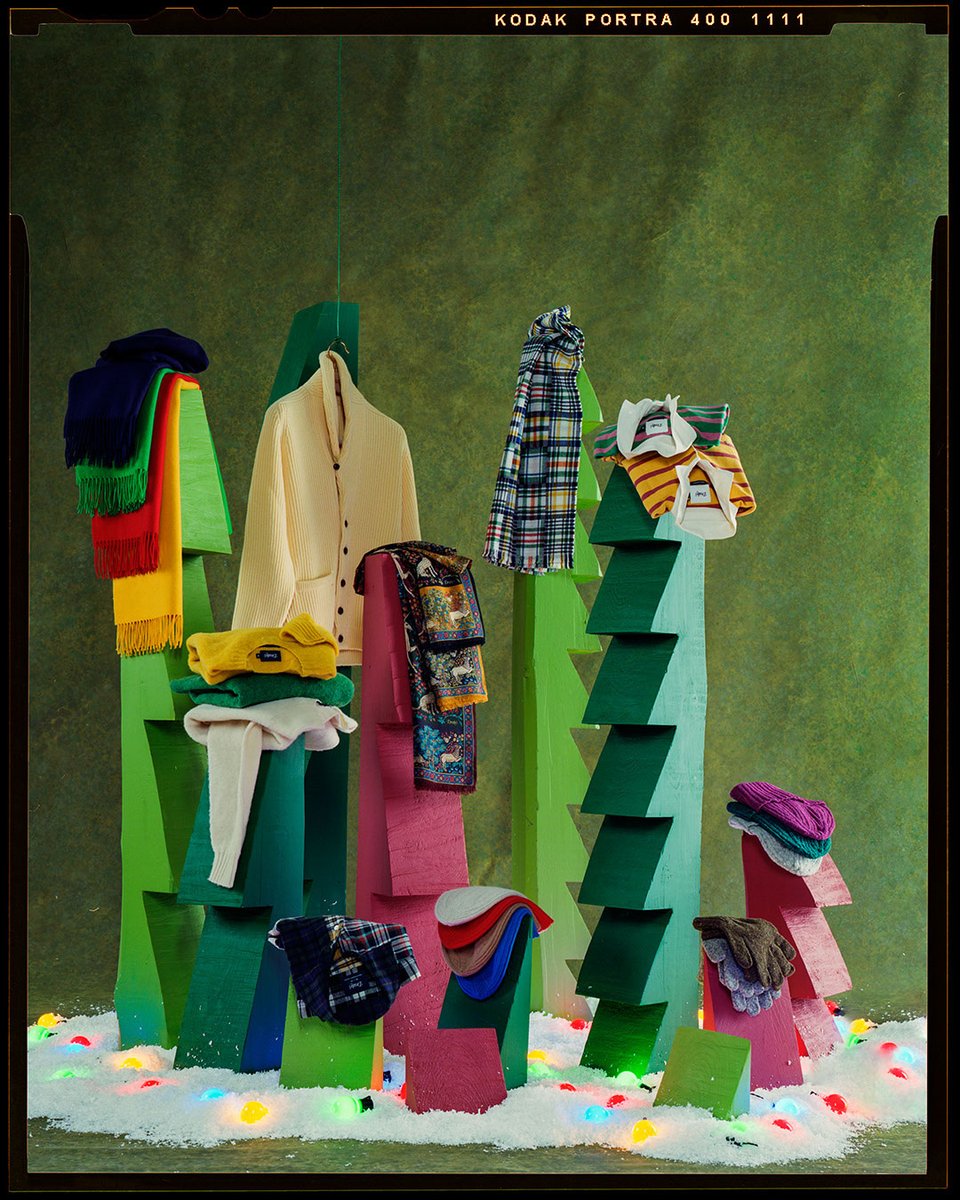 Our elegant accessories and clothing make perfect gifts for the discerning woman in your life, too. Paris-based writer Faye Fearon selects the pieces she would like to find under the tree this Christmas. #drakes
ow.ly/TEtY50CwAPK