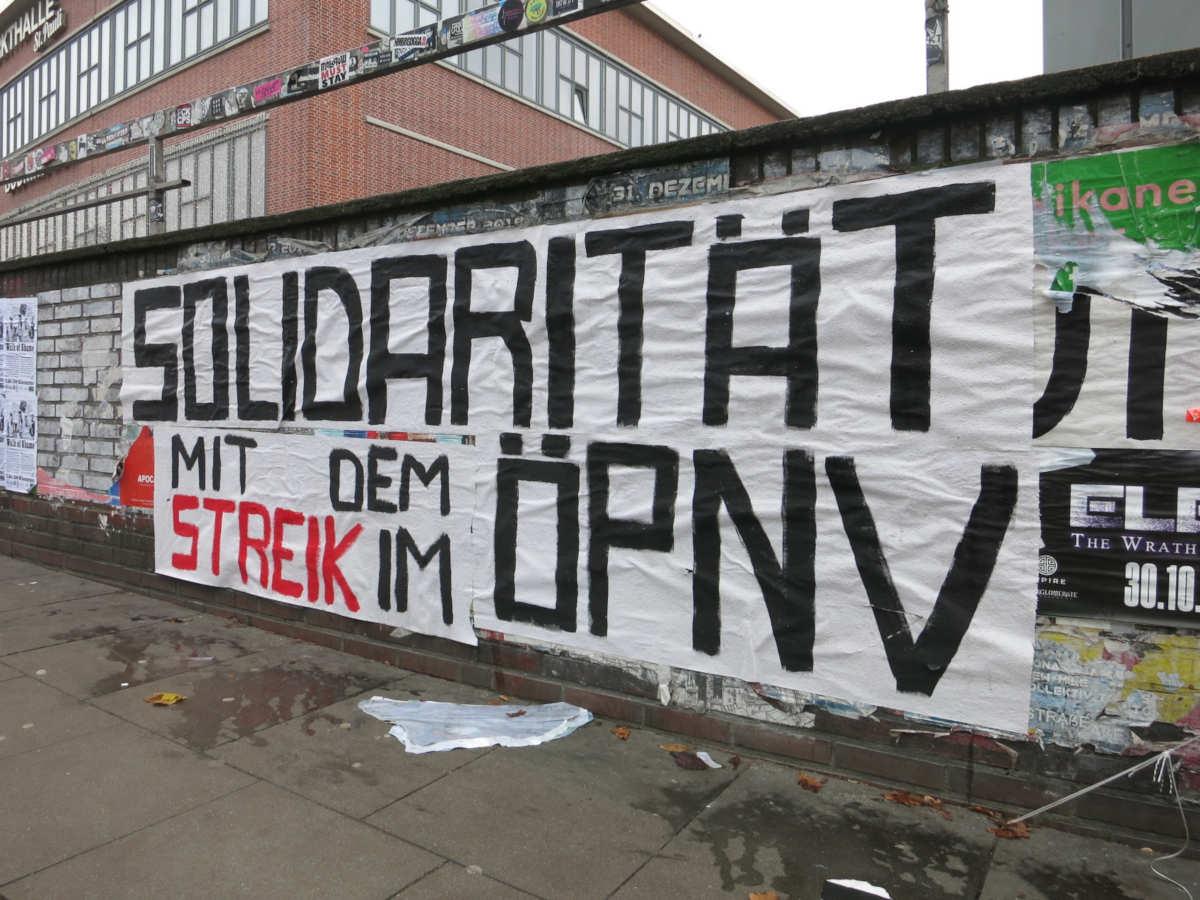 netzwerk_hh's tweet photo. Volle Solidarität❤️✊: Seit heute 3 Uhr wird der #ÖPNV in Hamburg wieder bestreikt. Nur mit besseren Arbeitsbedingungen ist die Verkehrswende möglich, die wir aus sozialen und ökologischen Gründen alle dringend brauchen! Unsere Soli-Erklärung vom Oktober: https://t.co/glFEMIAyN5 https://t.co/36I5fCUlUW