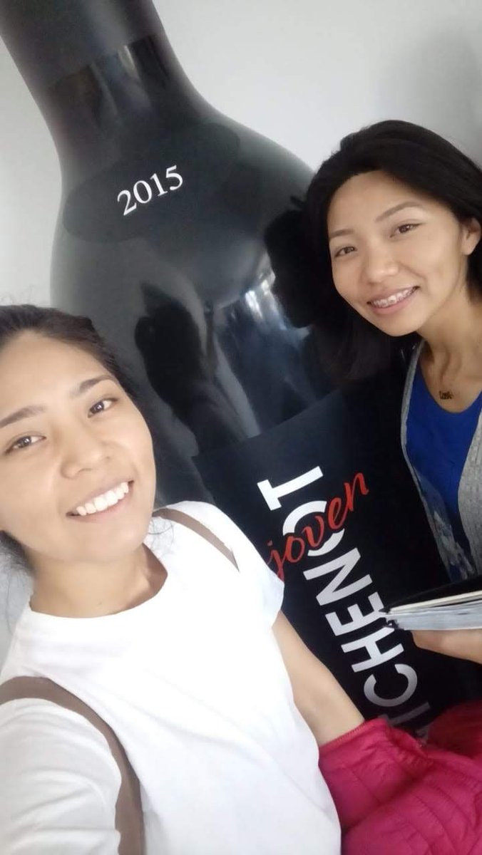 CeciliaCorradet's tweet photo. Amo contar estas historias: Daiana y Cintia pasaron de cosechar ajo de sol a sol a ser estudiantes avanzadas de la universidad de Cuyo gracias a una beca de #Fonbec . Una historia de esfuerzo y convicción. Gracias #LosAndes por confiar en mis historias. https://t.co/u0e9rF1PNl