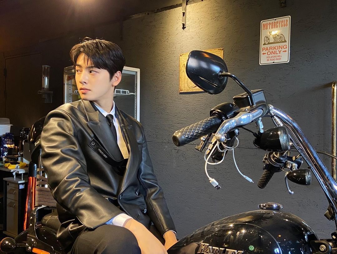 AstroUkraine's tweet photo. [IG] eunwo.o_c 
 
🏍 https://t.co/OFnCGwSlHK