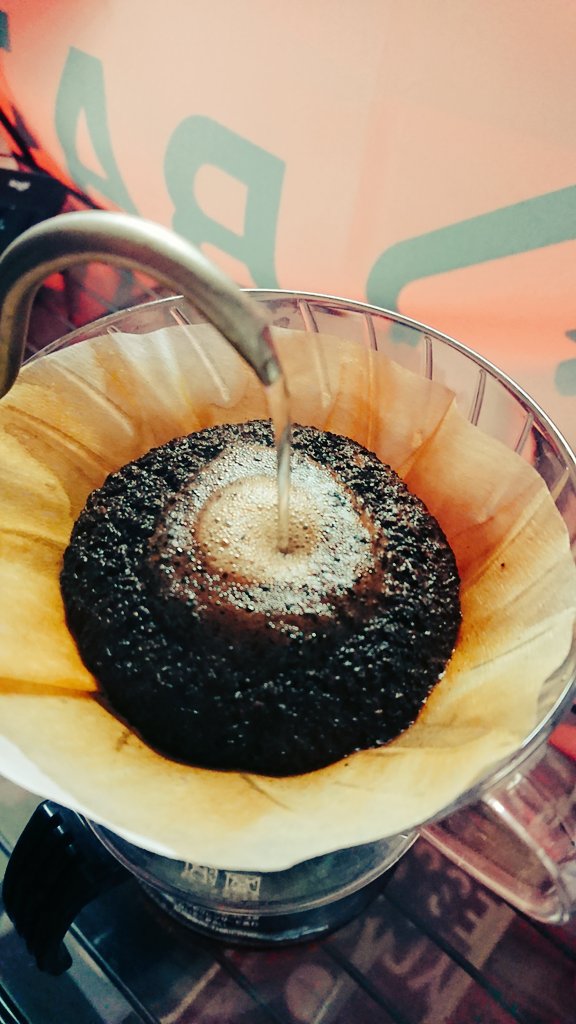batdarts's tweet photo. 今月最後の新豆2種入荷☕
今回はお久しぶりの小田急線経堂駅の高根珈琲さんから、タンザニアキリマンジャロストレートとスペシャルブレンドを♪
今なら先着でマツケン土産をお付けします🎂
どちらもオススメ☑
#batcafe #バットコーヒー #もはやダーツ屋ではない #ダーツが買えるコーヒー屋 https://t.co/4YtadF6xQq
