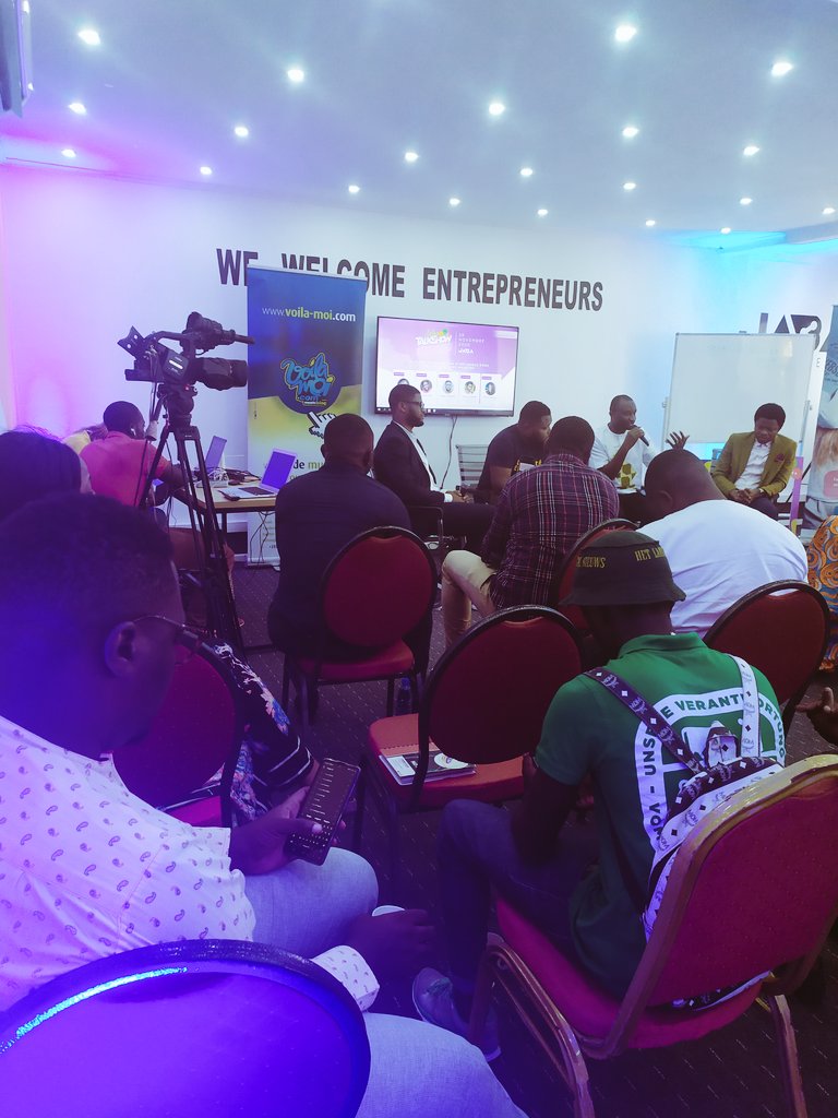 DigiscopeMAG's tweet photo. L'apothéose du #BlogTalkShow se tient à l'instant à @JabaSpace.
Une conférence qui réunit des représentants d'entreprises locales pour un échange autour du marketing d'influence.
#BlogTalkShow2020 https://t.co/z4v3CLsDh4