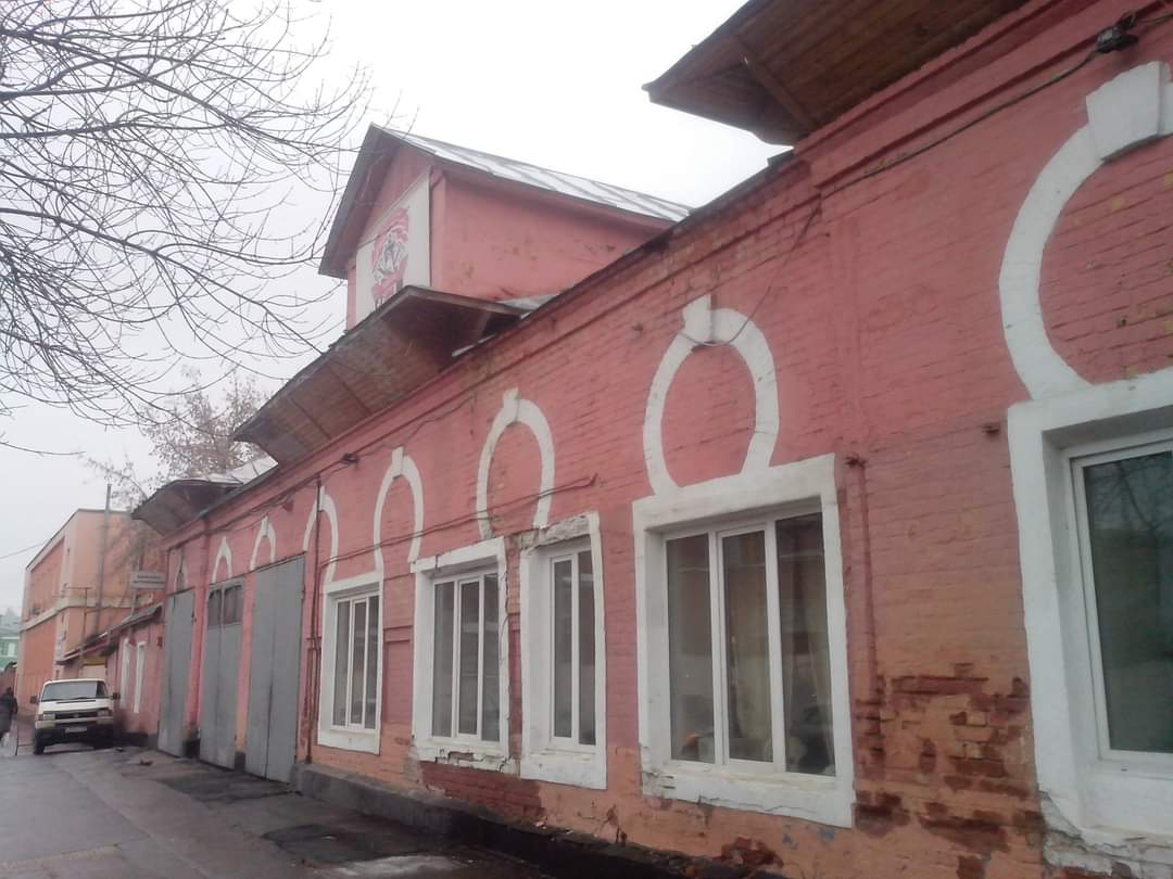 В Беговом районе снесена пожарная часть № 27 (Скаковая ул., 22) на территории старых конюшен Ипподрома начала ХХ в. 
Именно с этих конюшен и соседних, сильно реконструированных и тоже подписанных к сносу, начиналась история московского ипподрома. 
facebook.com/12966906371612…