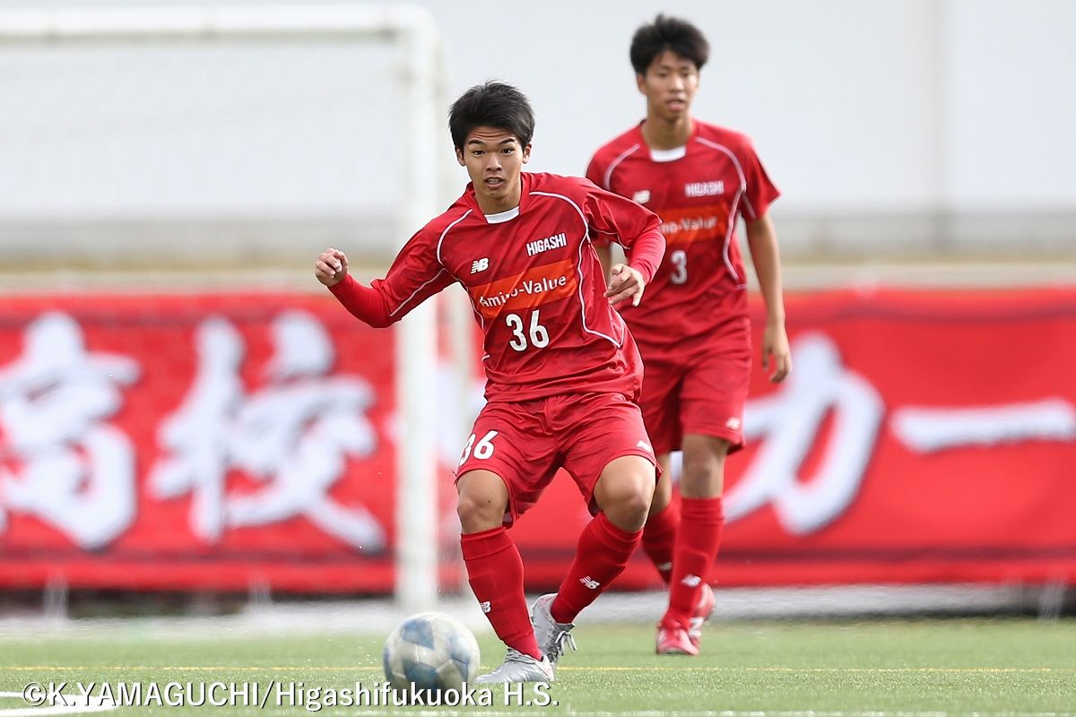 赤い彗星 東福岡高校サッカー 写真館 高円宮杯 Jfa U 18サッカースーパープリンスリーグ九州 順位決定戦 東福岡 大津 シュートを放つ岩井琢朗 アヴァンサールfc ３年 とドリブルで攻め込む原田卓郎 スマイス セレソン ３年 パスを出す