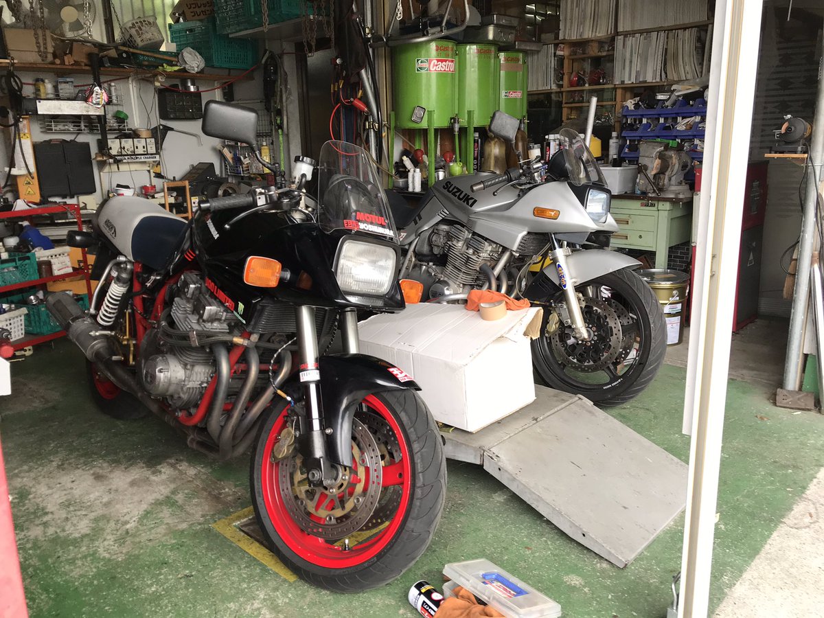 TONK298's tweet photo. 遡ってみたら半年以上バイク触ってない。バイク乗りたいな
職場のおっさんによくいつか一緒に走ろうとか言われるけど基本的に1人で好きに乗りたいからみんなで走るとか考えるとメンドクサイ
別にバイク同士の仲間意識とか無いし。だからすれ違いざまになんか合図されても気づかないことが多い（笑） https://t.co/c9Q8vmRl14