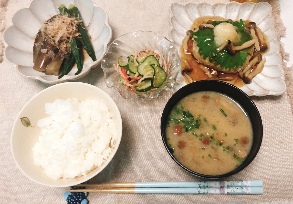 朝自炊 豆腐のハンバーグ ナスとオクラの煮浸し きゅうりとカニカマの和え物 なめこのお味噌汁 ハンバーグ食べたい欲が凄かったのじゃ ガイズ終えて作って食べて満足して即寝 ツイレポ