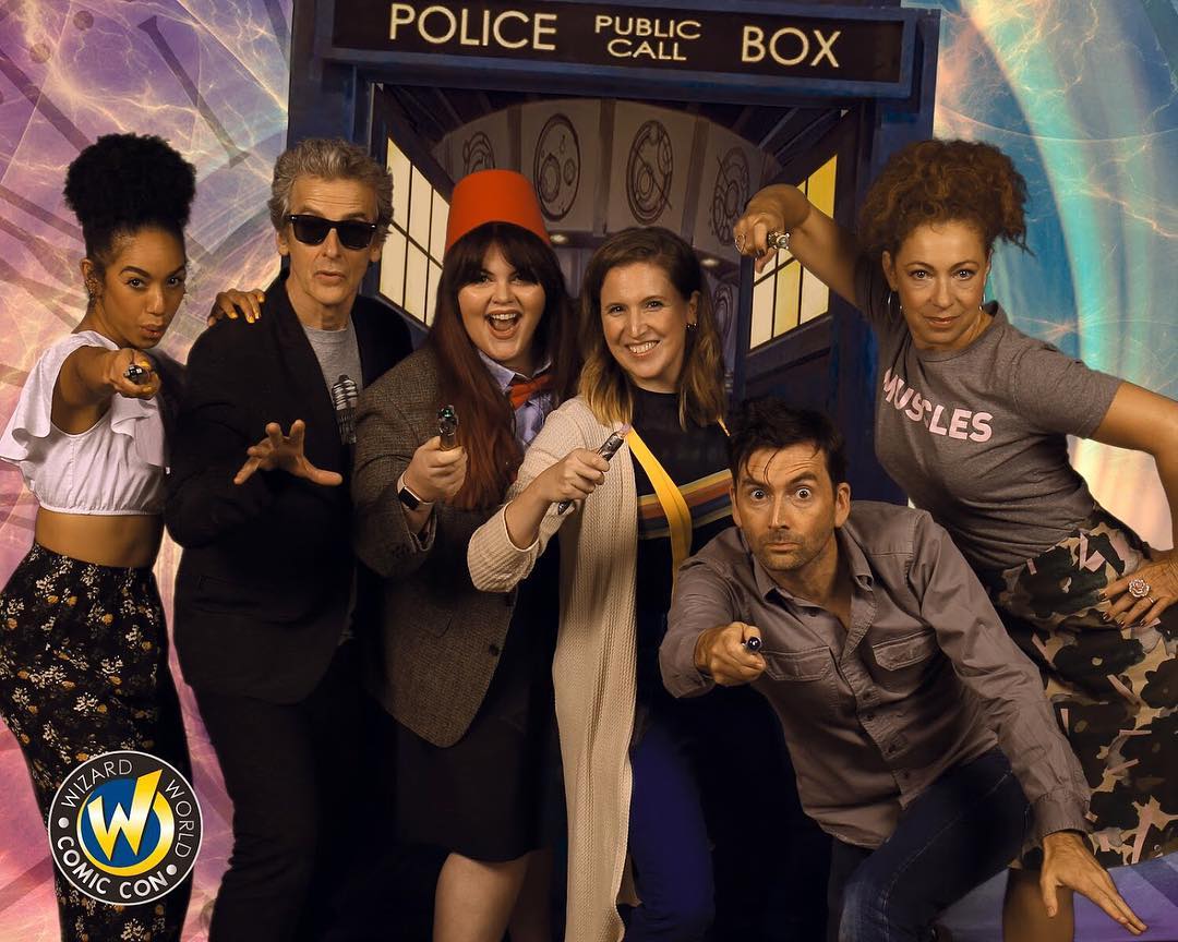 [RT] #DavidTennant Daily Photo!

Today it's a great photo of David, Peter Capaldi, Pearl Mackie and Alex Kingston with some fans at Wizard World Comic Con Austin in September 2018