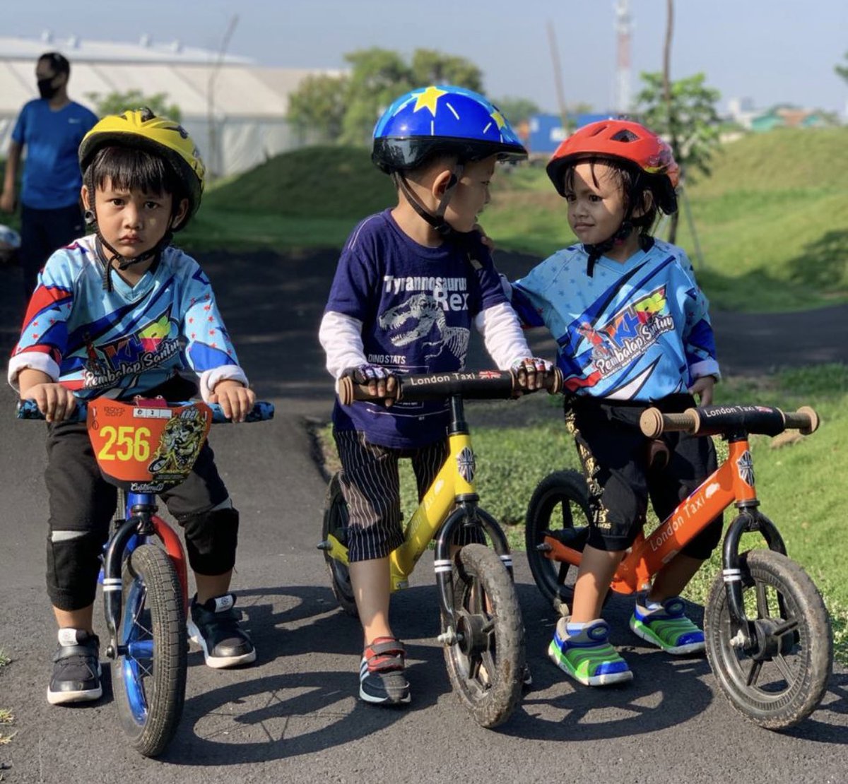 afandoni's tweet photo. “Asyiknya main sepeda di pagi hari...”
.
.
.
.
.

Taken 📸 by Me

#family 
#keluarga 
#sidoarjo 
#syukur
#bismillah 
#alhamdulillah 
#pushbike
#KHPS https://t.co/AeHLmpwYdG