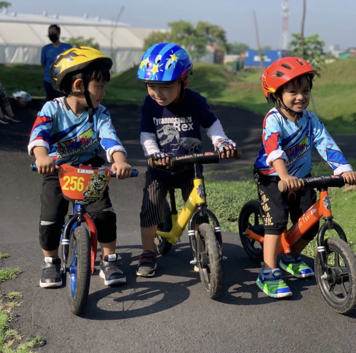 afandoni's tweet photo. “Asyiknya main sepeda di pagi hari...”
.
.
.
.
.

Taken 📸 by Me

#family 
#keluarga 
#sidoarjo 
#syukur
#bismillah 
#alhamdulillah 
#pushbike
#KHPS https://t.co/AeHLmpwYdG