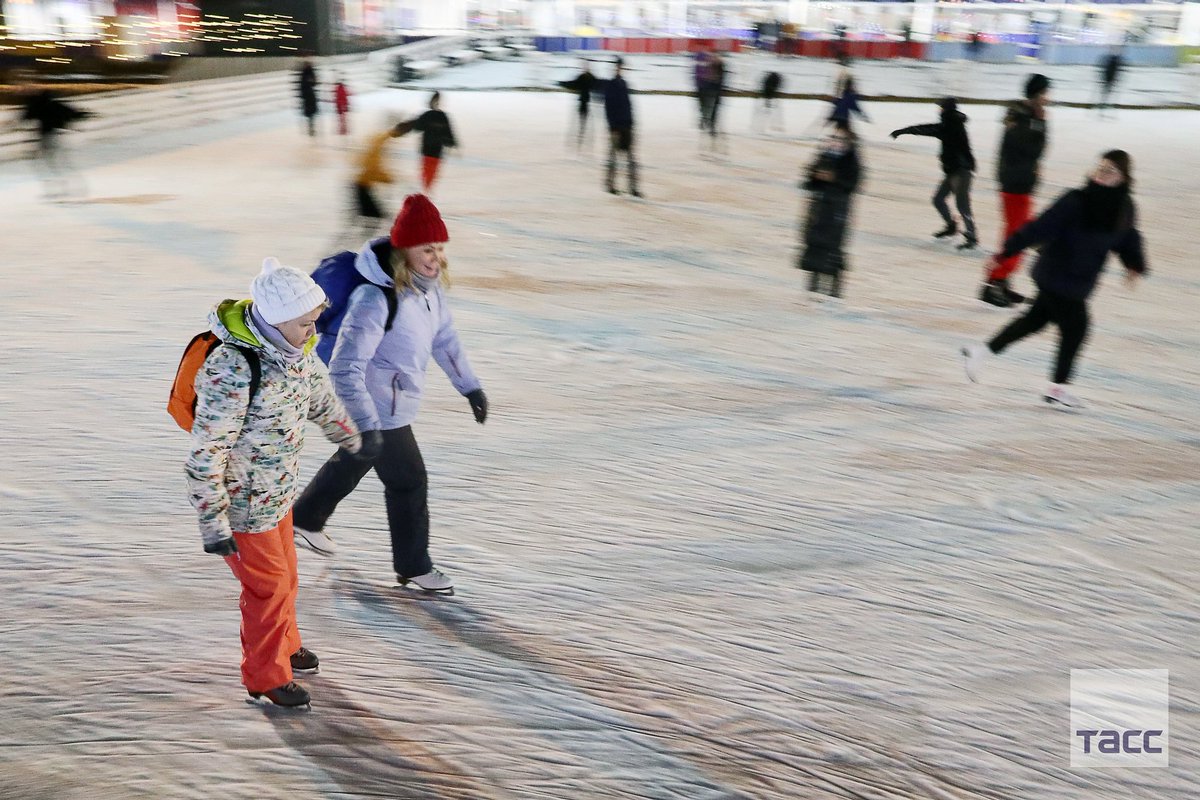 парк терешковой в челябинске каток. катание на коньках. центральный каток улан удэ. каток в царицыно 2023. массовые катания на коньках.