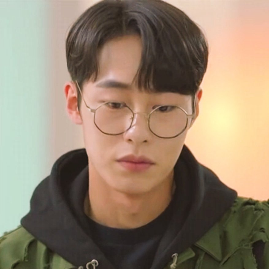 oceanwindd's tweet photo. comma hairstyle + glasses = my weakness
biszhh I'M DONE
😭😭😭😭😭😭😭
#SunwooJun #DolDolSolSolLaLaSol #LeeSoo #MoreThanFriends https://t.co/FxbDx4P4Kk