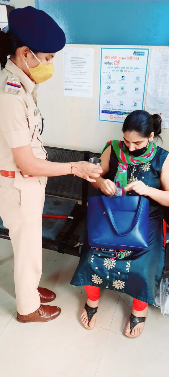 Rahul_thora's tweet photo. @rpfcrbb @rpfcr 
I would like to share todays incident where my wife was traveling for her work and unfortunately she got epilepsy problem in the train @ghatkopar where rpf officer @LSI RoshniTirole and @LCT HemuTrivedi they help her in this situation and treat her like a Sister. https://t.co/wjrZIlJ3oz