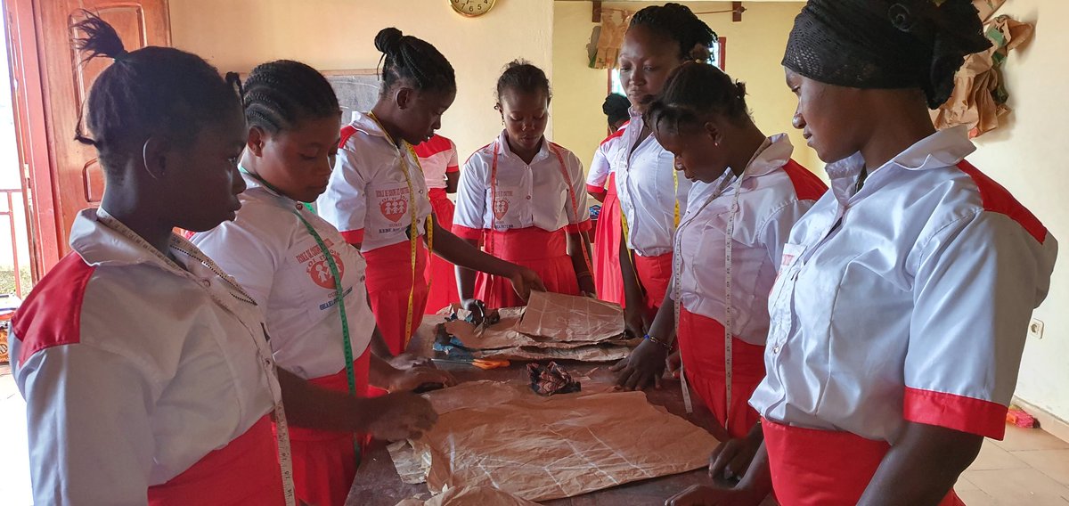 Mborongetienne's tweet photo. Vocational training and literacy classes for #earlymothers @ #Fildespoir #Guinee https://t.co/YqIflP6deM