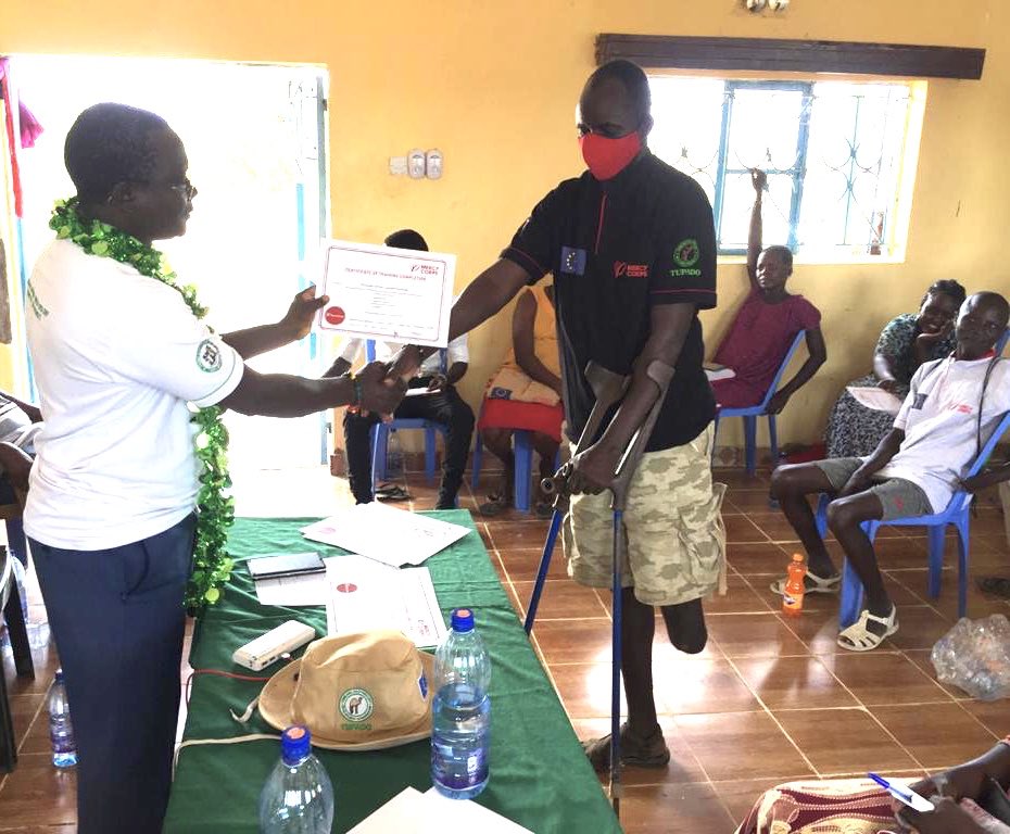 TurkanaCountyKE's tweet photo. County Deputy Director of Internal Trade Wilson Ejiye officiating a graduation ceremony of a cohort of 125 youthful traders in Turkana North who have successfully completed a 5-month's training program on entrepreneurship skills, supported by EU-funded Omo Delta Project. https://t.co/CEWQgTcpoR