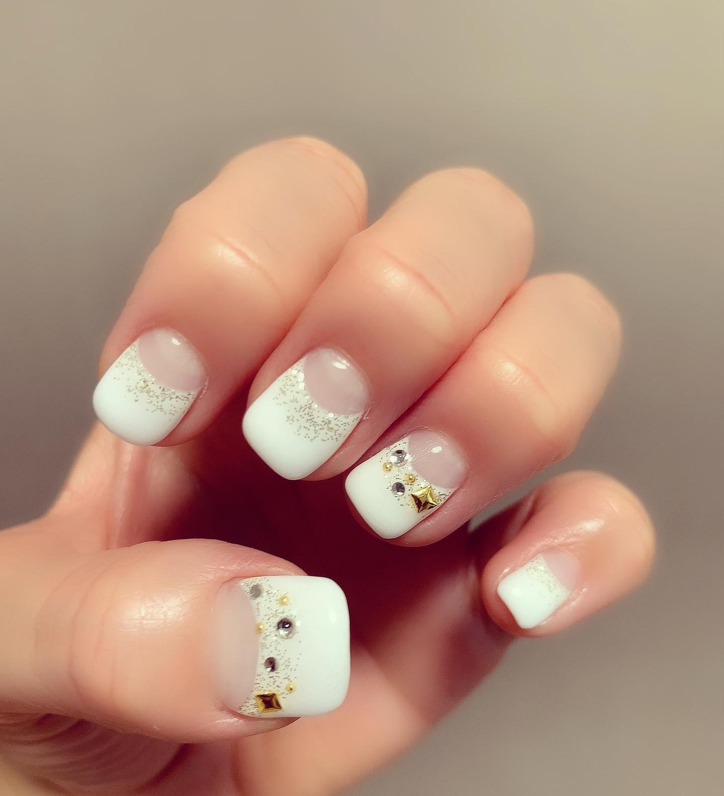 Kumiko En Twitter Newネイル 白の逆フレンチネイルで 少しだけクリスマスっぽいデザインにしました Nail Naiis ネイル ジェルネイル パラジェル 白ネイル 逆フレンチネイル ストーンネイル スタッズネイル クリスマスネイル 冬ネイル シンプル