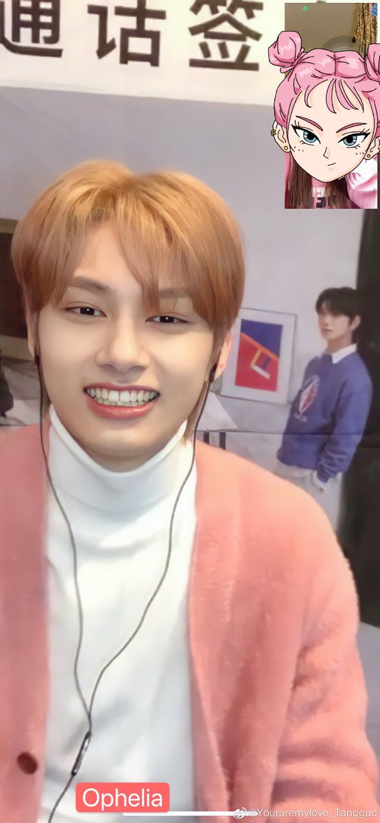 jun wore a pink cardigan today ! ❤