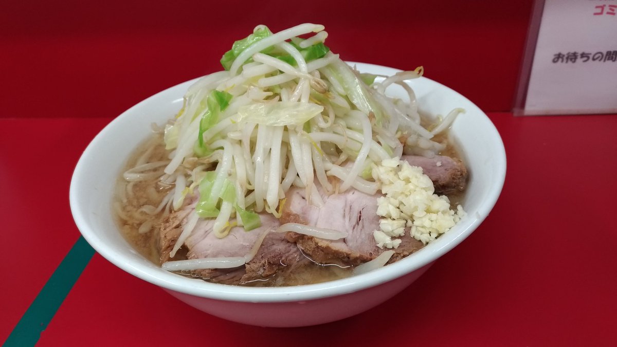 なーしー ラーメン二郎神田神保町店で小ラーメン 麺半分 750円 ニンニク少し うずら玉子100円 塩蔵生姜100円を 朝イチながらキレとコクを併せ持つ微乳化スープとお湯がキレイな状態で茹でられたオーション麺の組合せが旨過ぎです 豚の柔らかさも