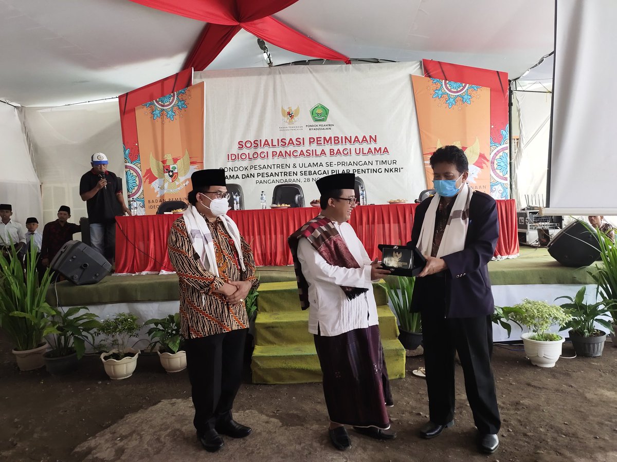 "Setiap warga negara mempunyai kesempatan yang sama untuk terlahir menjadi tokoh Nasional semoga dari lingkungan Pesantren lahir tokoh dan pemimpin Bangsa di masa depan" 
K.H Yudian Wahyudi
#BPIPperkokohPancasila 
#BPIPjagaKemajemukan