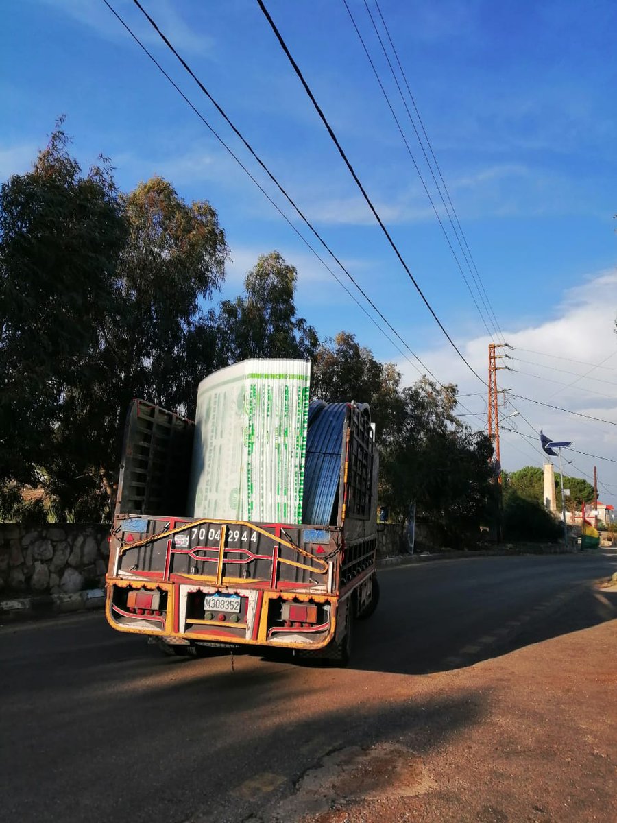 لكل بيت بالريف خيمة زراعية، حسب كتير دراسات بتقول الريف قادر يأمن ٥٠-٦٠% من الأمن الغذائي.
شو يعني؟ يعني الانتاج القومي زاد، فرص تشغيل على مدار السنة لمصنعي الأكل،النقليات....يعني تخفيض الطلب على سوق الجملة وبالتالي اجبار التجار على مراجعة أرباحهم.
لبنان محكوم من التجار