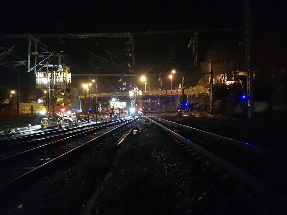 alan_juin's tweet photo. Dernière nuit de travaux caténaire pour la CCR de #creil
Chantier commencé en février 2017 avec @groupe_NGE @SNCFReseau @infrapolepn #uptravauxparisnord fin de l'aventure pour moi. https://t.co/DJ4qj7HBYV