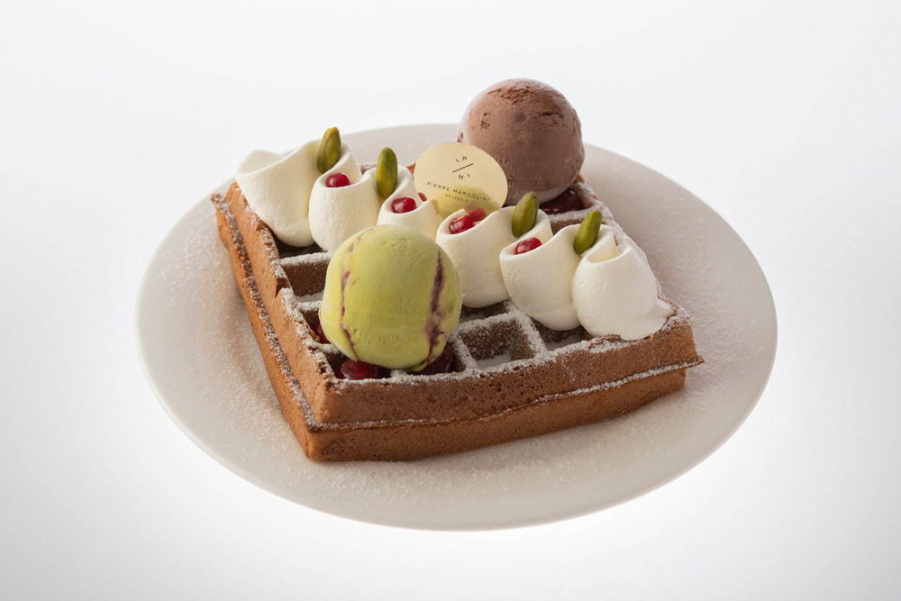 ピエール マルコリーニの冬のスイーツ、ピスタチオ×フランボワーズのマカロンパフェやワッフル - fashion-press.net/news/67210