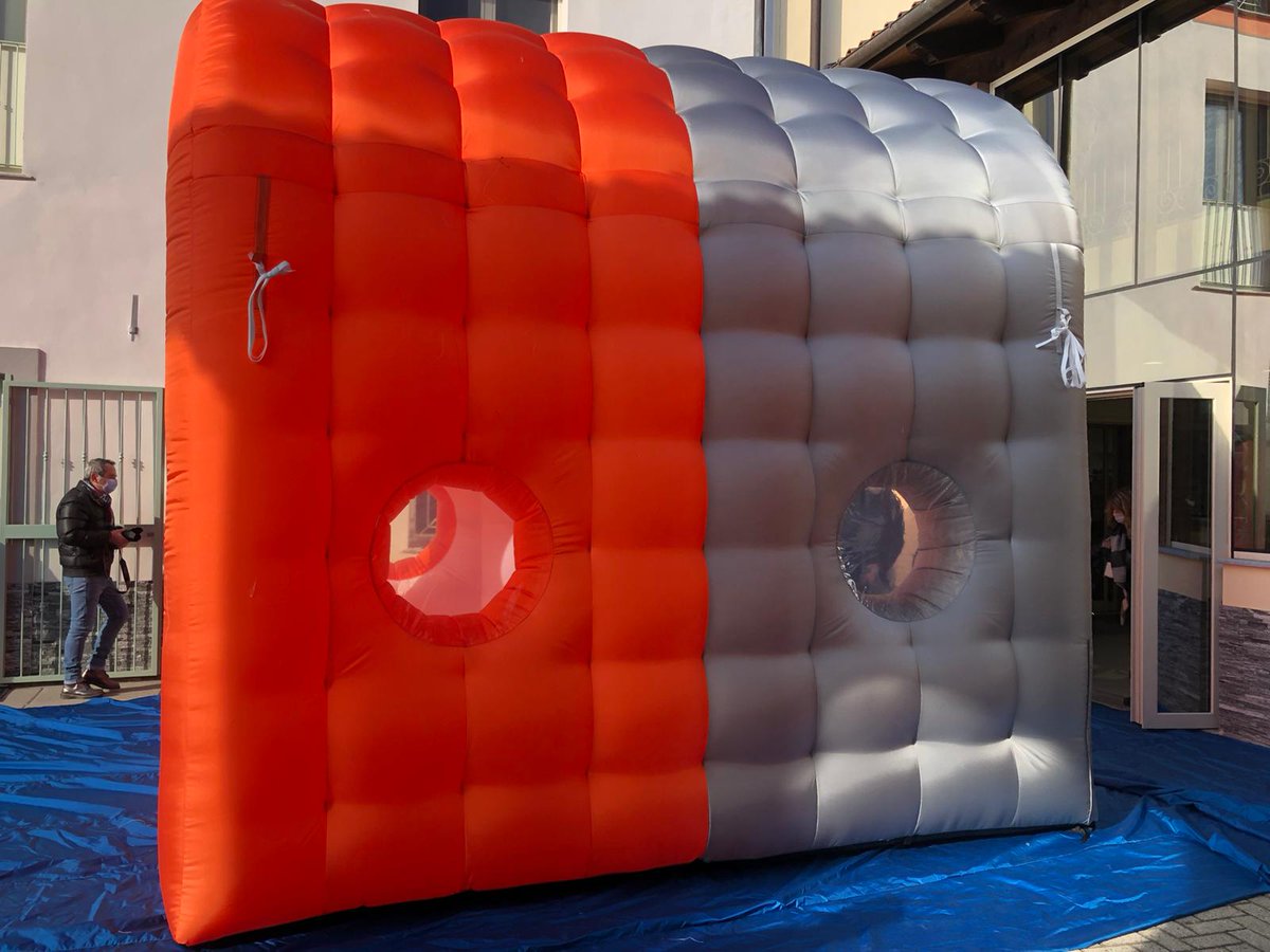 Inaugurata una tenda per gli #abbracci, struttura gonfiabile che consente ai parenti delle persone ricoverate alla Residenza Anna Maria di #Ivrea di poter tornare dopo mesi, con tutte le necessarie precauzioni, ad abbracciare e toccare nuovamente le persone care.
#Covid_19