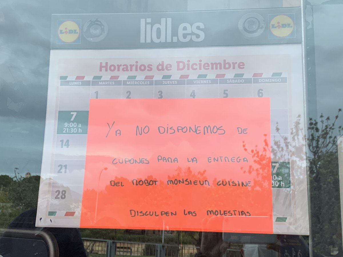 GabyCargabgar's tweet photo. 8.30 mañana @Lidl c/Urugay Palma sin abrir. Abre a las 9.....y me encuentro esto.....de vergüenza... https://t.co/JUTjxqsx3P