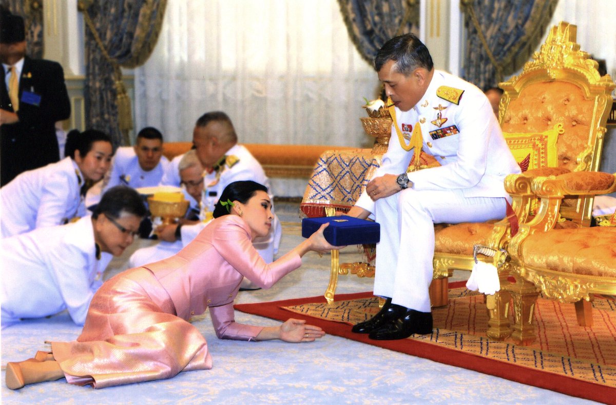 รอยัลลิสต์มาร์เก็ตเพลส-ตลาดหลวง tweet media