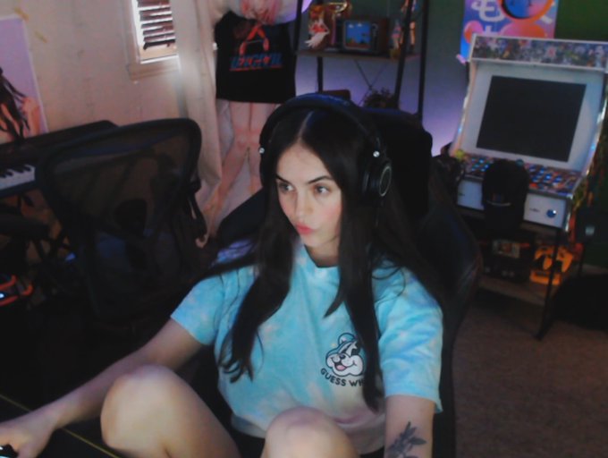 KNEES ARE UP ✅ GAMING TIRED FACE YES 😡 streaming/playing my first Apex Legends tournament with @GwenMeIon<a href="/tag/ad"class="tags"><span>#ad</span></a><a href="/tag/apexlegends"class="tags"><span>#apexlegends</span></a><a href="/tag/arena7"class="tags"><span>#arena7</span></a>