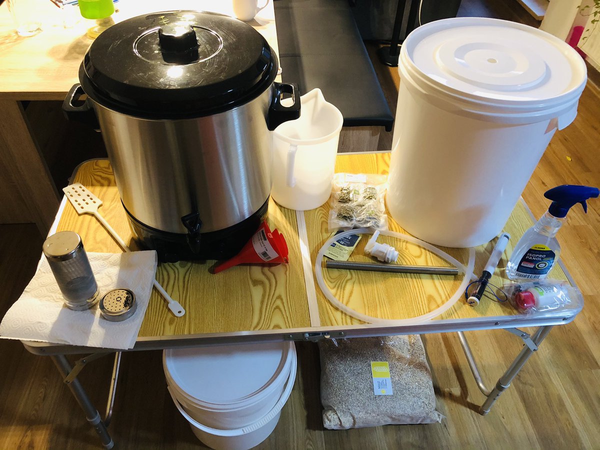 citrixguyblog's tweet image. It is lab time! Preparing everything for my first Micro-Brew. In the next 6-7 hours this will result in 20 liters of young beer with a flavour mix of Cascade/Simcoe hops. Traditional American IPA with 58 IBU 🍺