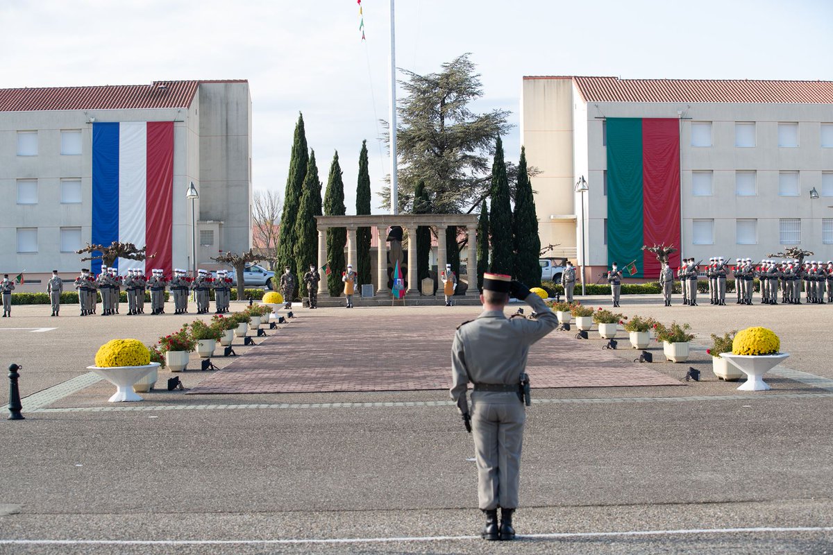 CDC1REG's tweet image. [SAINTE BARBE]
Le #1REG a célébré la Sainte-Barbe à huis clos. 
La cérémonie fut présidée par le général Béchon, commandant la #6BLB. Les chefs de corps du #2REG et #1RS. étaient également présents pour cette occasion.