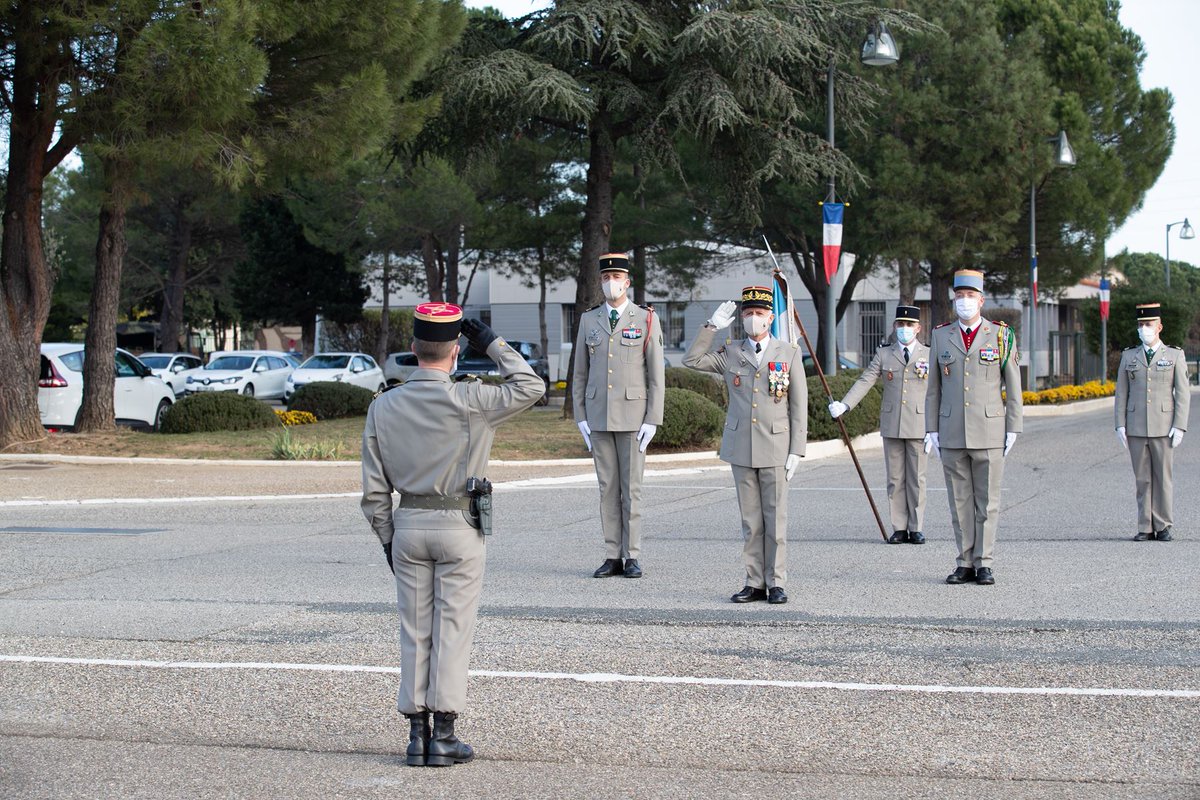 CDC1REG's tweet image. [SAINTE BARBE]
Le #1REG a célébré la Sainte-Barbe à huis clos. 
La cérémonie fut présidée par le général Béchon, commandant la #6BLB. Les chefs de corps du #2REG et #1RS. étaient également présents pour cette occasion.