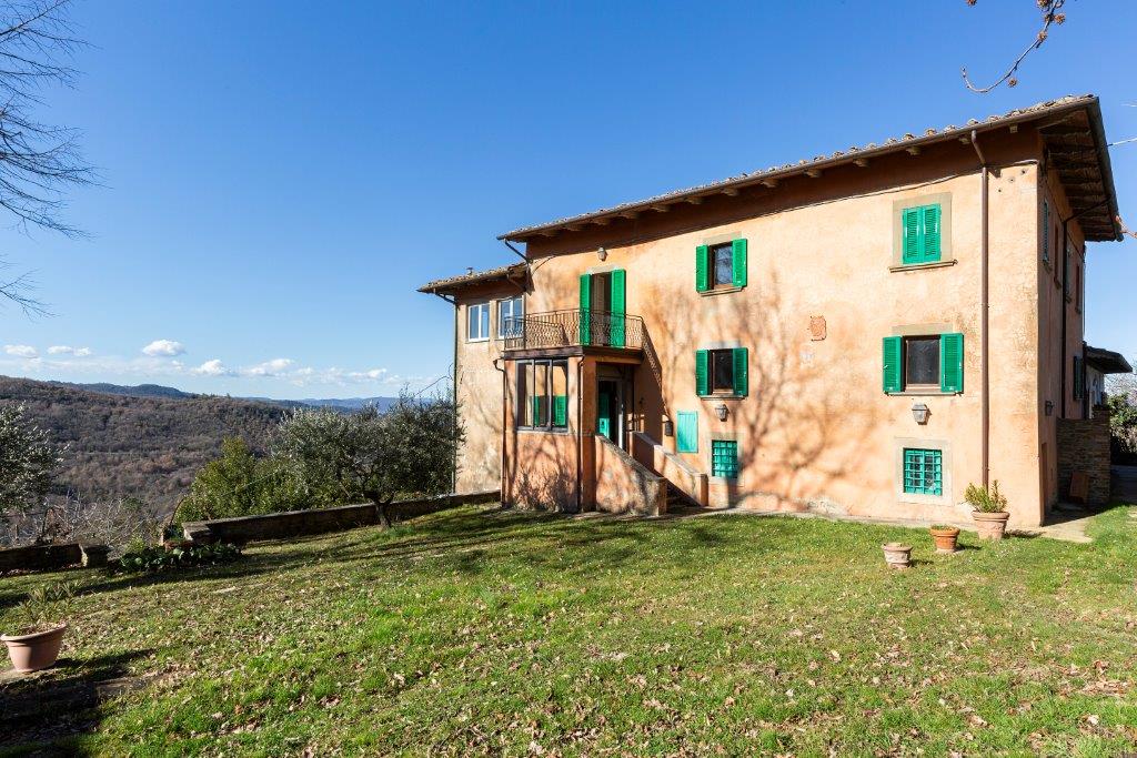 italymagpropert's tweet photo. For sale in Tuscany: In a hilly and panoramic position, about 5 km from Arezzo, and less than 3 km from the primary services is this semi-detached house dating back to the end of 700 with adjoining garden. https://t.co/TjbawilYl6 https://t.co/42FCi460Tw