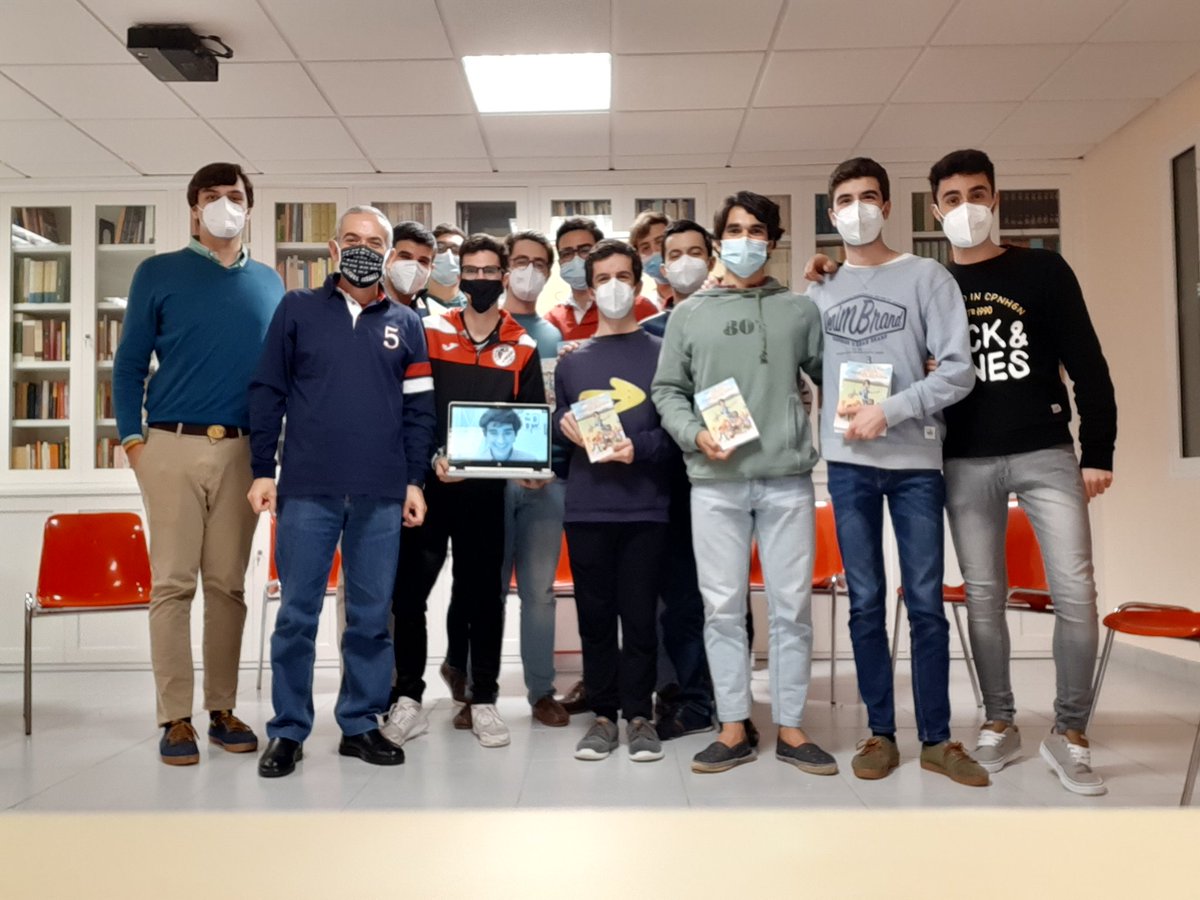 JJReyessdb's tweet photo. Hablando de la vocación y de las vocaciones. Coloquio con jóvenes universitarios de @mayordonbosco en torno al libro #UnaCosaTeFalta @SalesianosSMX #IEFSMX #somosuno https://t.co/I3VGMZjtig