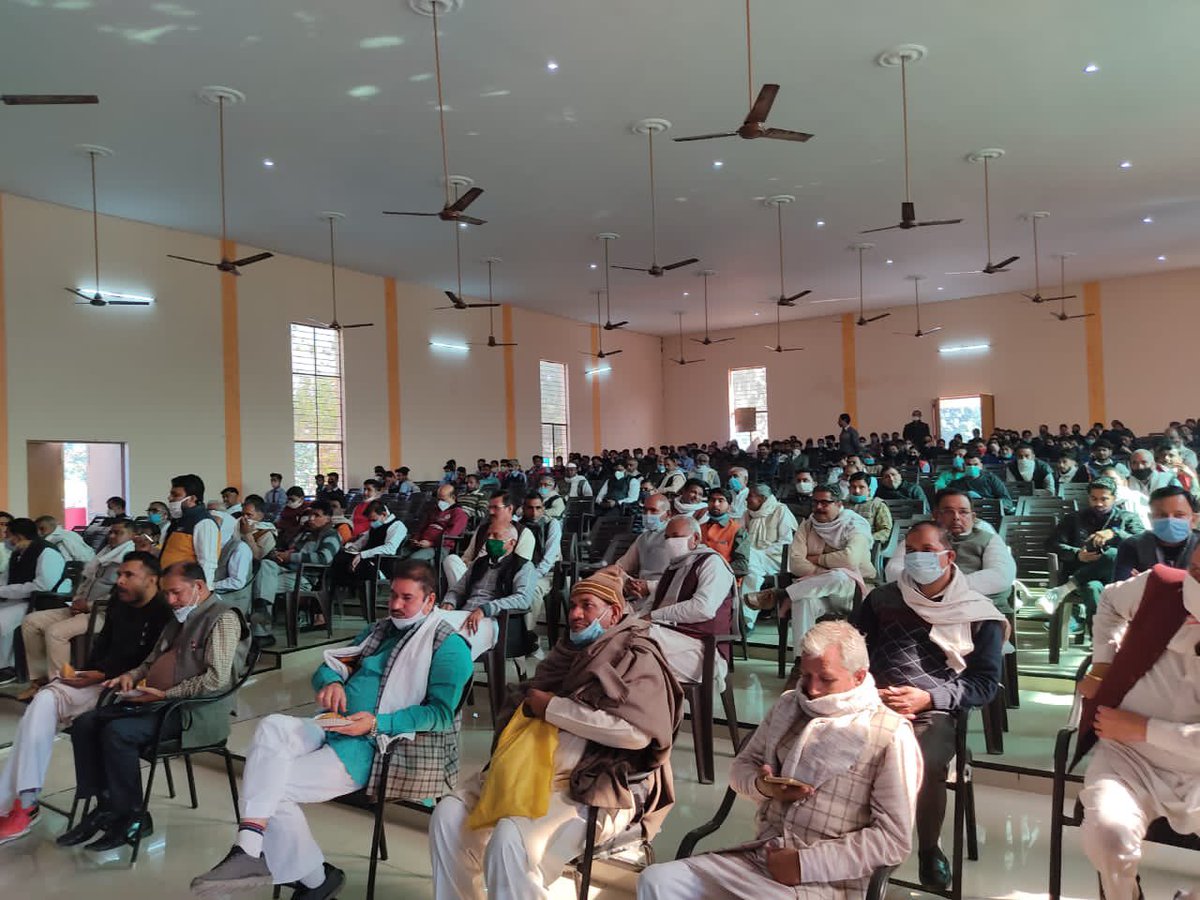 MpPradeepch's tweet photo. आज अपनी लोकसभा की नकुड़ विधानसभा में मतदेय स्थल कार्यक्रम सम्मेलन में विधान परिषद शिक्षक व स्नातक चुनाव को लेकर मतदाताओं से संवाद कर भाजपा प्रत्याशी श्री श्रीचंद शर्मा जी (शिक्षक) व श्री दिनेश गोयल जी (स्नातक) को विजयी बनाने की अपील की। https://t.co/Sr5Oh8Siz3